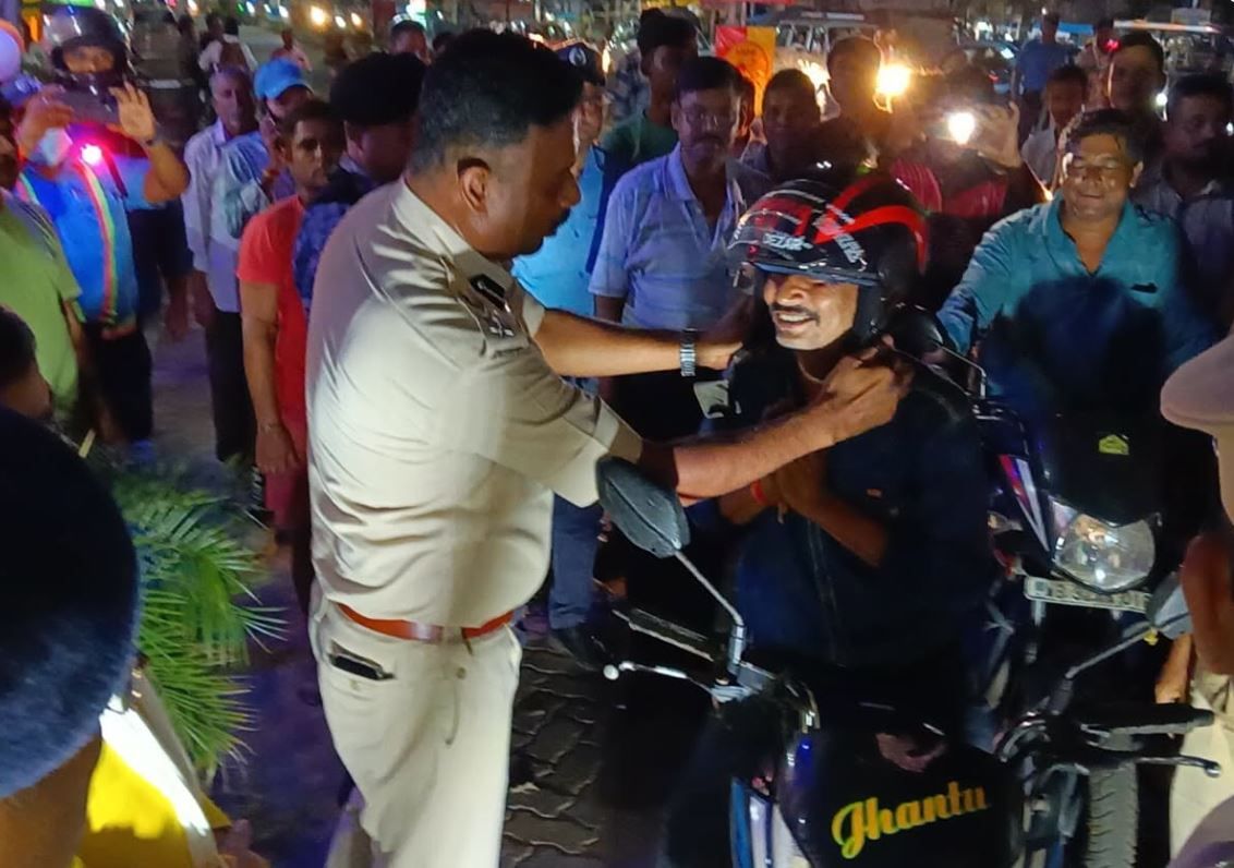 পূর্ব মেদিনীপুর জেলা পুলিশের পথ নিরাপত্তায় নজির! হেলমেট উপহার, ট্রাফিক কিয়স্ক উদ্বোধন ও ১০০ CCTV-র পরিকল্পনা!