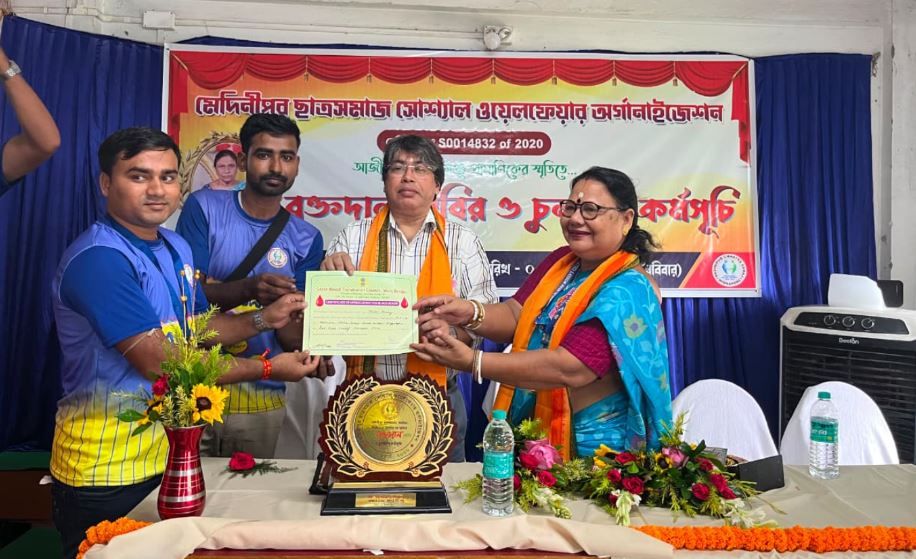 রক্তে জীবন, চুলে আত্মবিশ্বাস -মানবসেবার বার্তায় এগিয়ে এল যুবসমাজ!