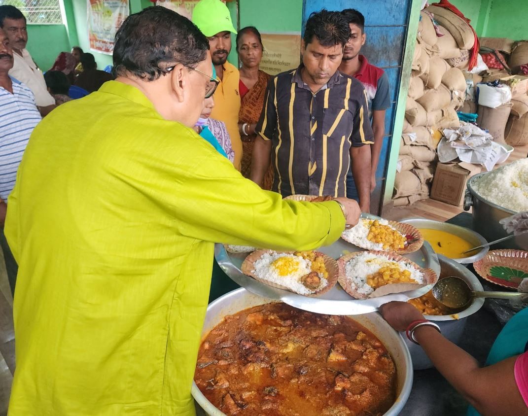 মেদিনীপুরে 'মা আহার'-এ বড় চমক, এবার মাত্র ৫ টাকায় মিলবে মাছ-ভাত!