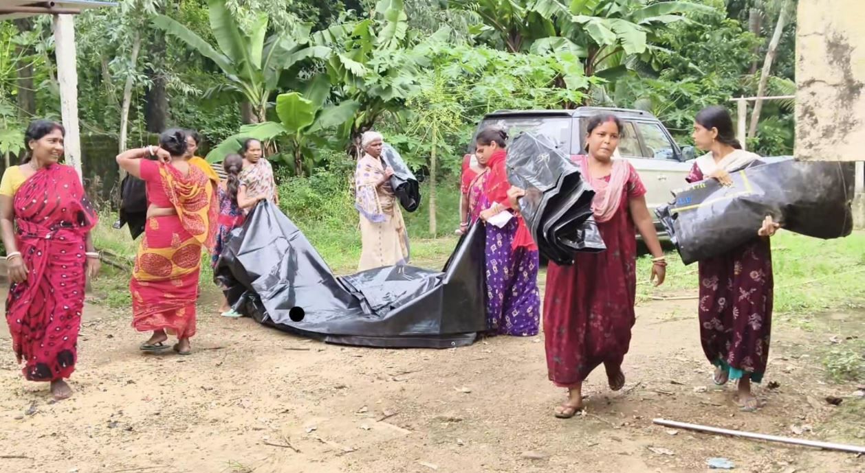 খড়গপুর গ্রামীণ তৃণমূল বিধায়কের বাড়িতে সরকারি ত্রাণের ত্রিপল পোড়ানোর অভিযোগ, তদন্তে পুলিশ!