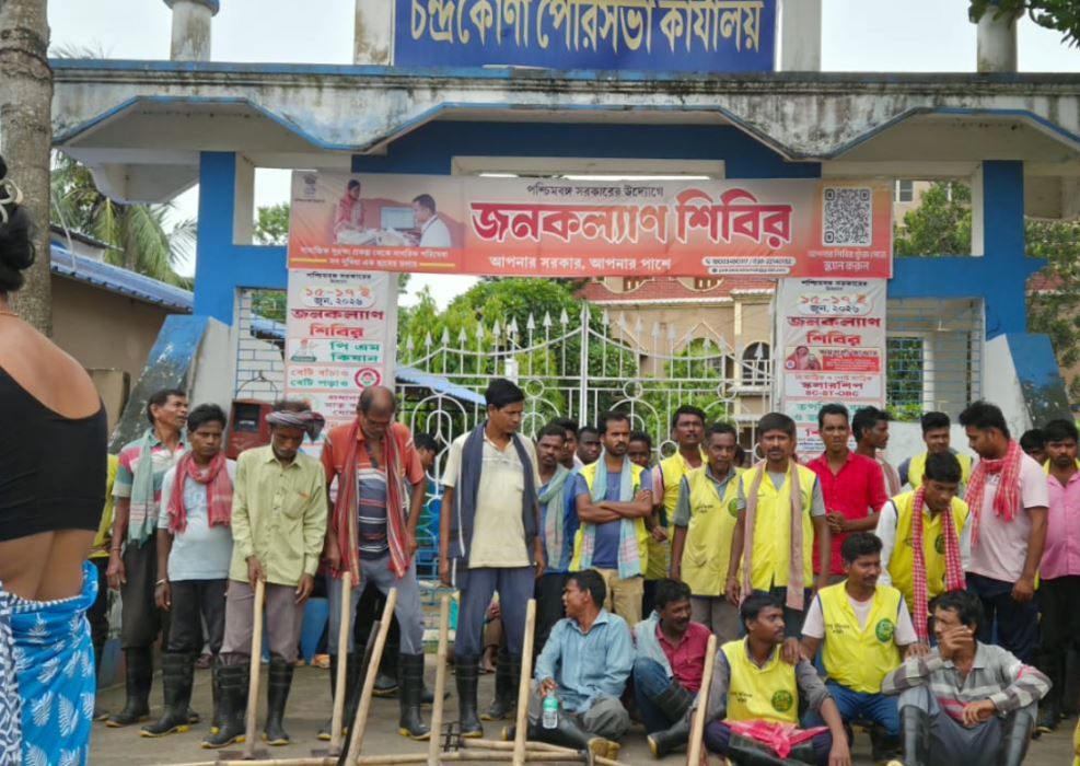'বকেয়া মেটাতেই হবে'—চন্দ্রকোণা পুরসভার সামনে VCT কর্মীদের বিক্ষোভ