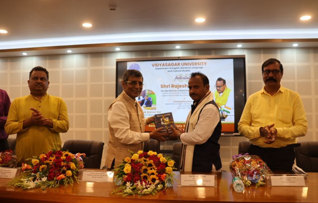 ২৮ বছর পর বিদ্যাসাগর বিশ্ববিদ্যালয়ে ফিরলেন প্রাক্তনী মন্ত্রী রাজেশ মাহাত, সংবর্ধনায় আবেগঘন মুহূর্ত!