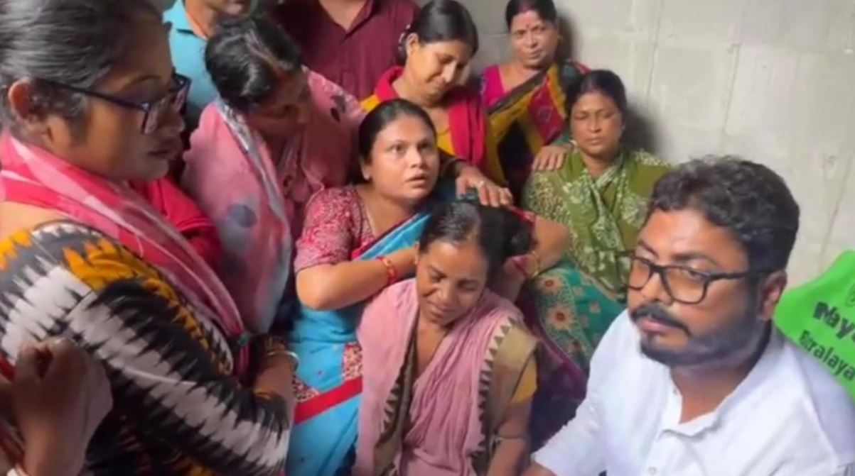 বিদ্যুৎস্পৃষ্ট হয়ে বিজেপি কর্মীর মৃত্যুর ঘটনায় পরিবারের পাশে বিজেপি নেতৃত্ব, আহতদের দেখতে হাসপাতালে সিন্টু সেনাপতি!