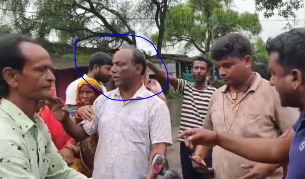 খড়্গপুরে কাটমানির অভিযোগে প্রাক্তন তৃণমূল নেতার বাড়ি ঘেরাও, বিক্ষোভে উত্তাল এলাকা!