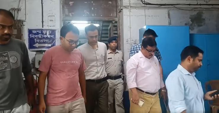 মেদিনীপুর মেডিক্যালে ফের মেয়াদোত্তীর্ণ স্যালাইন বিতর্ক, তদন্তে স্বাস্থ্যদপ্তরের টিম; রিপোর্ট তলব স্বাস্থ্যমন্ত্রীর