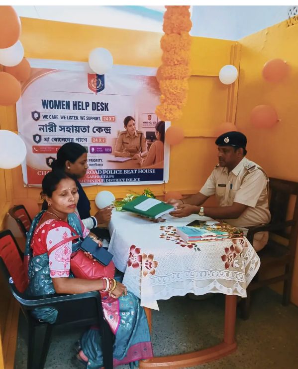 চন্দ্রকোনা রোড পুলিশ বিট হাউসে চালু মহিলা হেল্প ডেস্ক, নারী সুরক্ষায় নতুন উদ্যোগ!