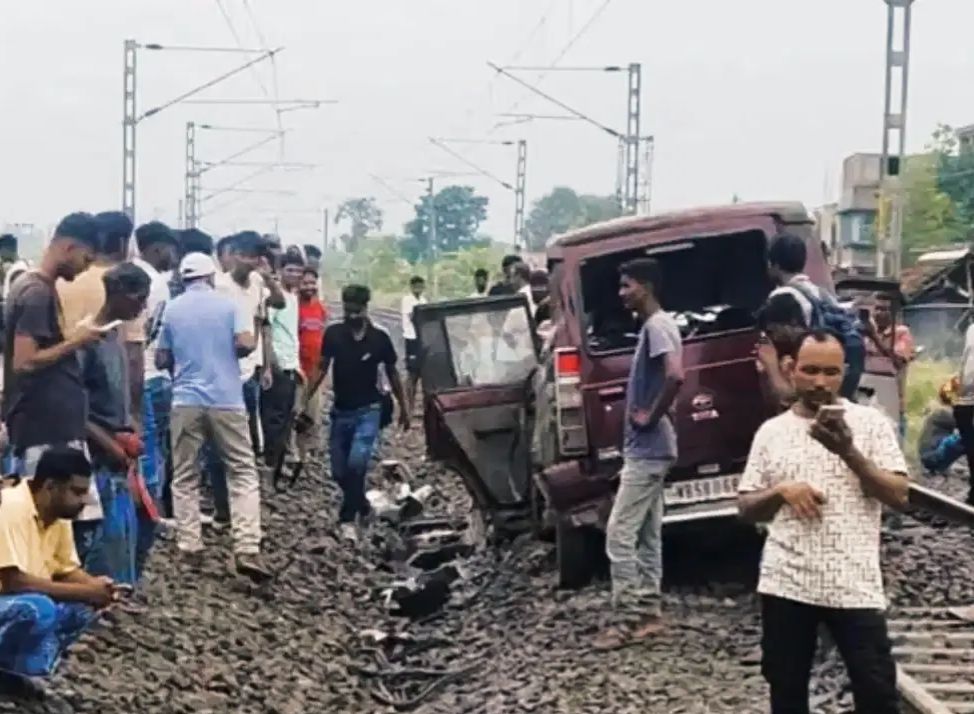 রেলগেটে গাফিলতির অভিযোগ, মুর্শিদাবাদে পুলকার দুর্ঘটনায় ৪ পড়ুয়ার মৃত্যু, মৃত্যু হয়েছে বছর তিয়াত্তরের এক সাইকেল আরোহীর