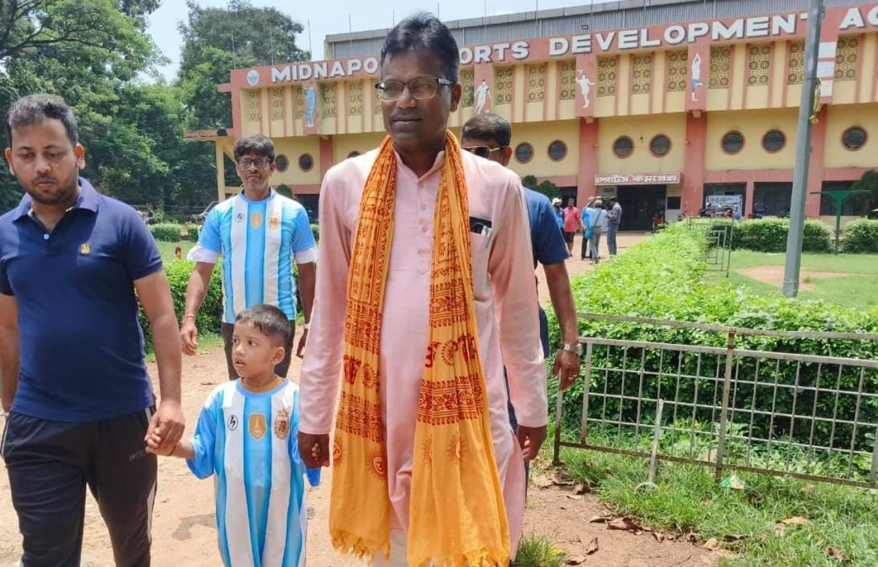 ফুটবল জ্বরে কাঁপছে মেদিনীপুর! বড় স্ক্রিনে বিশ্বকাপ ফাইনাল দেখাতে প্রশাসনের জোর প্রস্তুতি