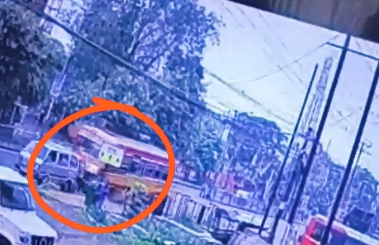 আসানসোলে বেপরোয়া মিনিবাসের তাণ্ডব, পথচারীর মৃত্যু, আহত ৩ স্কুলছাত্রী