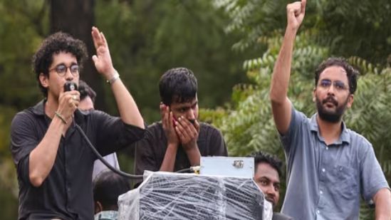 প্রতিশ্রুতি পূরণ না হলে ফের ধর্না! কেন্দ্রকে কড়া হুঁশিয়ারি ‘ককরোচ জনতা পার্টি’র