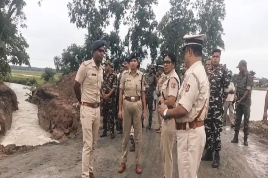 কেশিয়াড়ীর লেঙ্গামারা ব্রিজের অস্থায়ী রাস্তা পরিদর্শনে পুলিশ সুপার পাপিয়া সুলতানা,খতিয়ে দেখলেন পরিস্থিতি