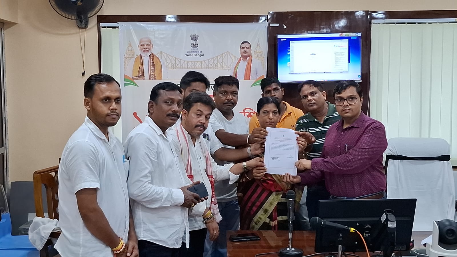 অন্নপূর্ণা যোজনার দ্বিতীয় পর্যায়ে উপভোক্তাদের হাতে অনুমোদনপত্র