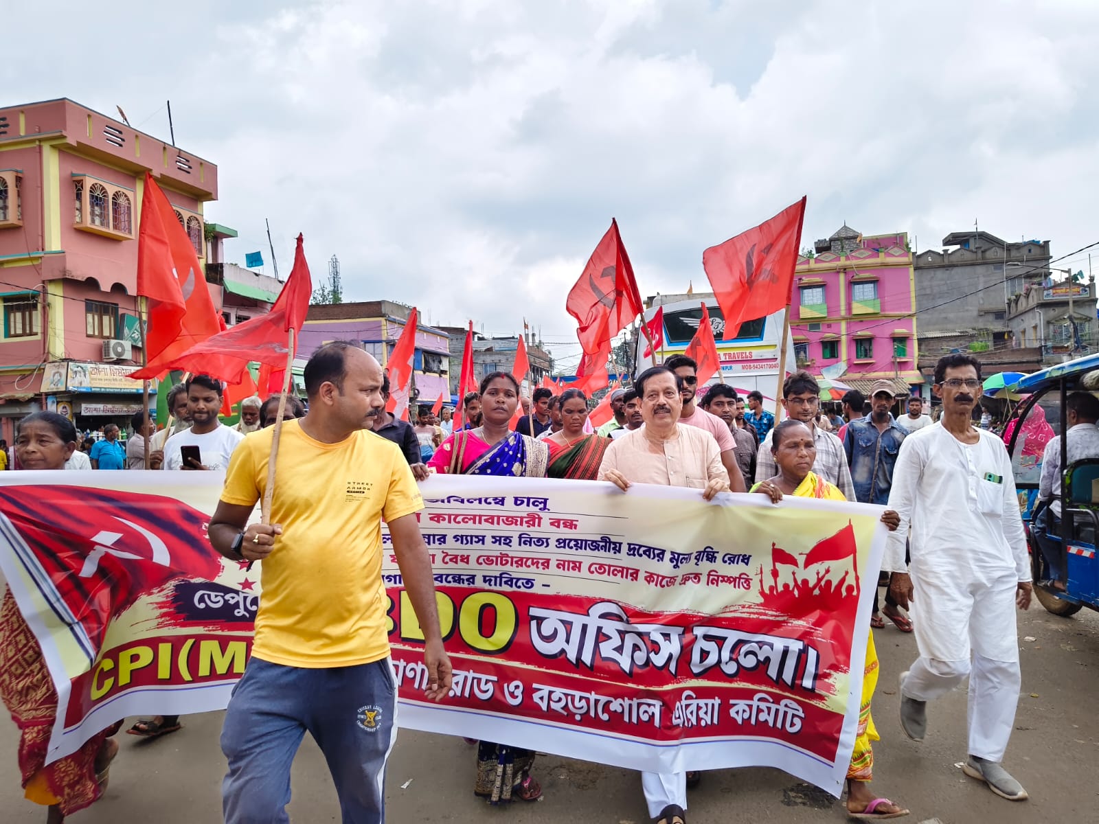 জনগণের বিভিন্ন দাবিতে সিপিএমের মিছিল, চন্দ্রকোনা রোডে বিক্ষোভ কর্মসূচি