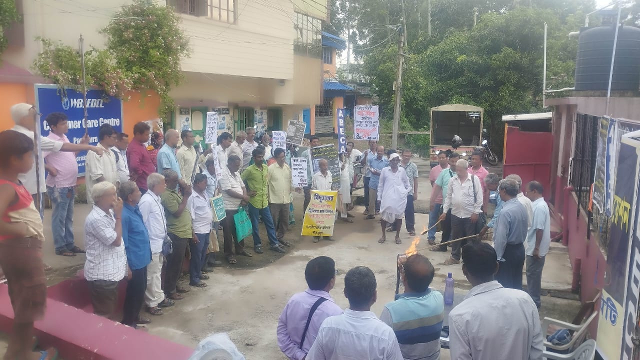 লোডশেডিং ও স্মার্ট মিটার ইস্যুতে পাঁশকুড়ায় তীব্র প্রতিবাদ, বিদ্যুৎ অফিসে বিক্ষোভ ও ডেপুটেশন