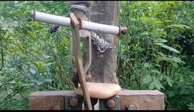 ভগ্ন আইসোলেটারে পাথর চাপিয়েই চলছে বিদ্যুৎ! সামান্য ঝড়েই অন্ধকারে ডুবে যায় একাধিক গ্রাম, ক্ষোভ এলাকাবাসীর