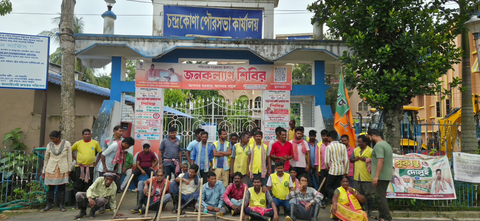 বকেয়া বেতনের দাবিতে চন্দ্রকোণা পুরসভার সামনে VCT কর্মীদের অবস্থান-বিক্ষোভ, দ্রুত মজুরি মেটানোর দাবি