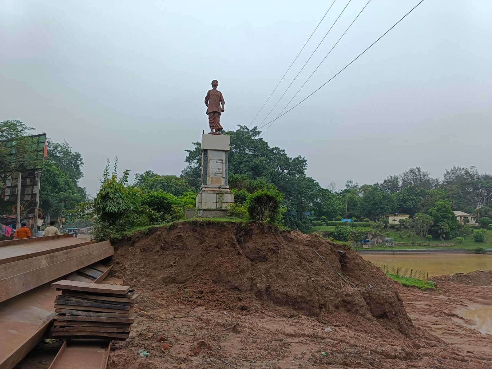 আমতলায় মাটি ধসে ভেঙে পড়ার আশঙ্কা শহীদ ক্ষুদিরামের আবক্ষ মূর্তি, প্রশাসনের দ্রুত হস্তক্ষেপের দাবি!