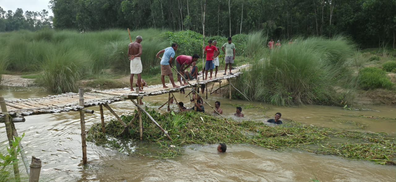 শিলাবতীর উপর বাঁশের সাঁকো ভাঙার মুখে, প্রাণের ঝুঁকি নিয়ে যাতায়াত আট-দশ গ্রামের বাসিন্দাদের