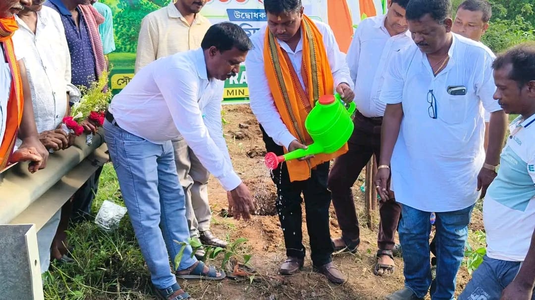 ‘মায়ের নামে একটি গাছ’ কর্মসূচিতে সবুজের বার্তা, নয়াগ্রামে সুবর্ণরেখার পাড়ে ১,০০০ চারা রোপণ,উপস্থিত প্রতিমন্ত্রী অমিয় কিস্কু