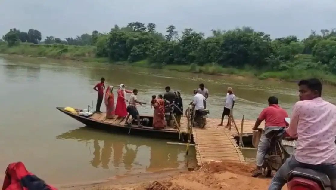 গড়বেতার লোখাটাপোলে ভাঙা সাঁকো,মাসের পর মাস দুর্ভোগ! নৌকায় মোটরবাইক পারাপারে বাড়ছে দুর্ঘটনার আশঙ্কা