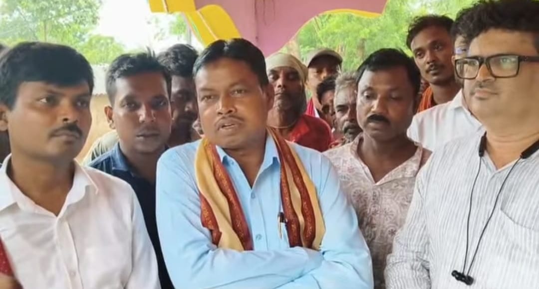 নয়াগ্রামে গড়ে উঠবে ‘স্বদেশী আদর্শ গ্রাম’, উদ্যোগ মন্ত্রী অমিয় কিস্কুর