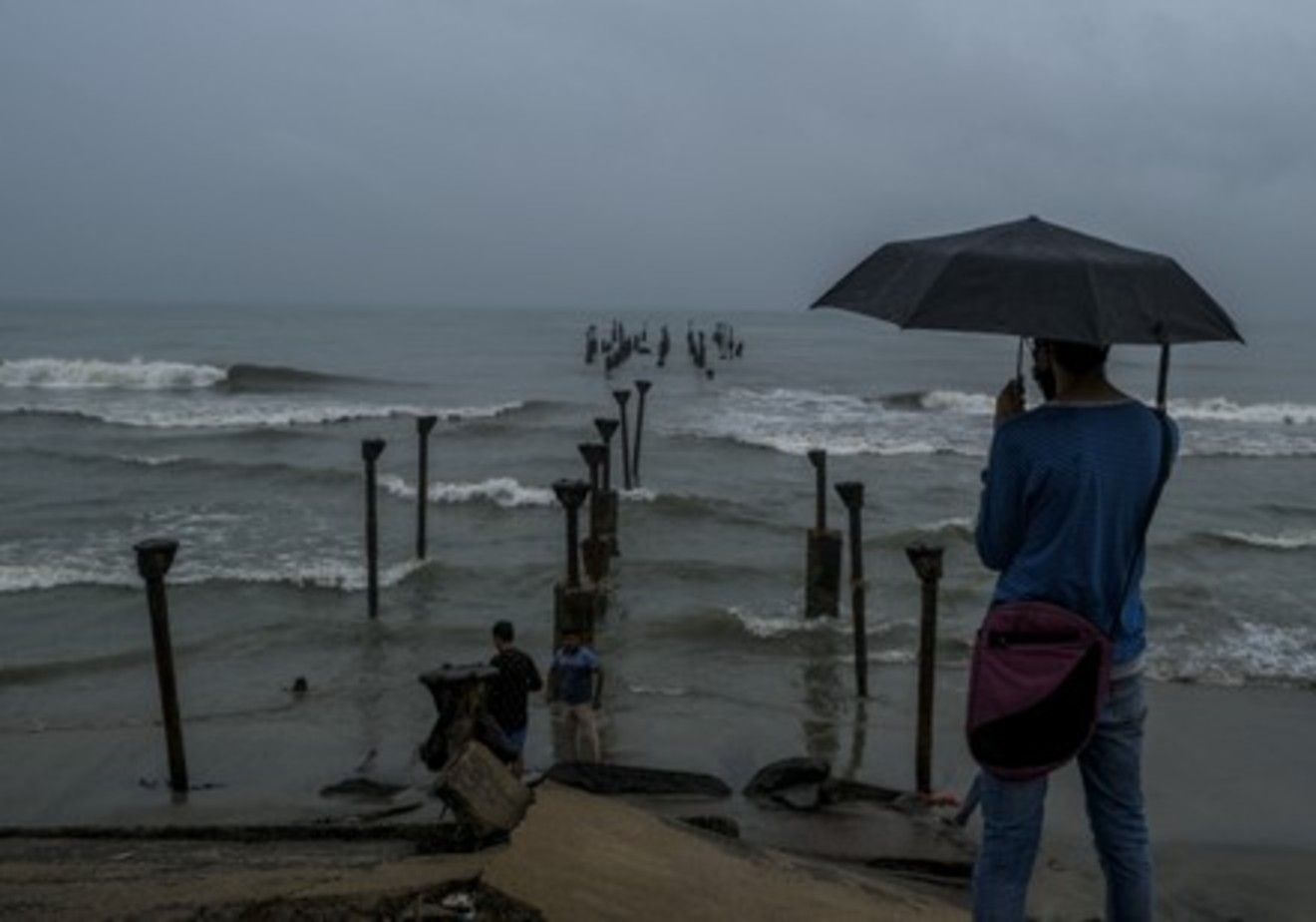 কলকাতায় ঝেঁপে বৃষ্টির ইঙ্গিত, বঙ্গোপসাগরের নিম্নচাপে বাড়ল দুশ্চিন্তা