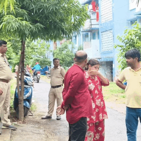 মেদিনীপুর শহরের গেট বাজার এলাকার সরকারি আবাসনে তালা ভেঙে নগদ ও সোনার গয়না লুট !