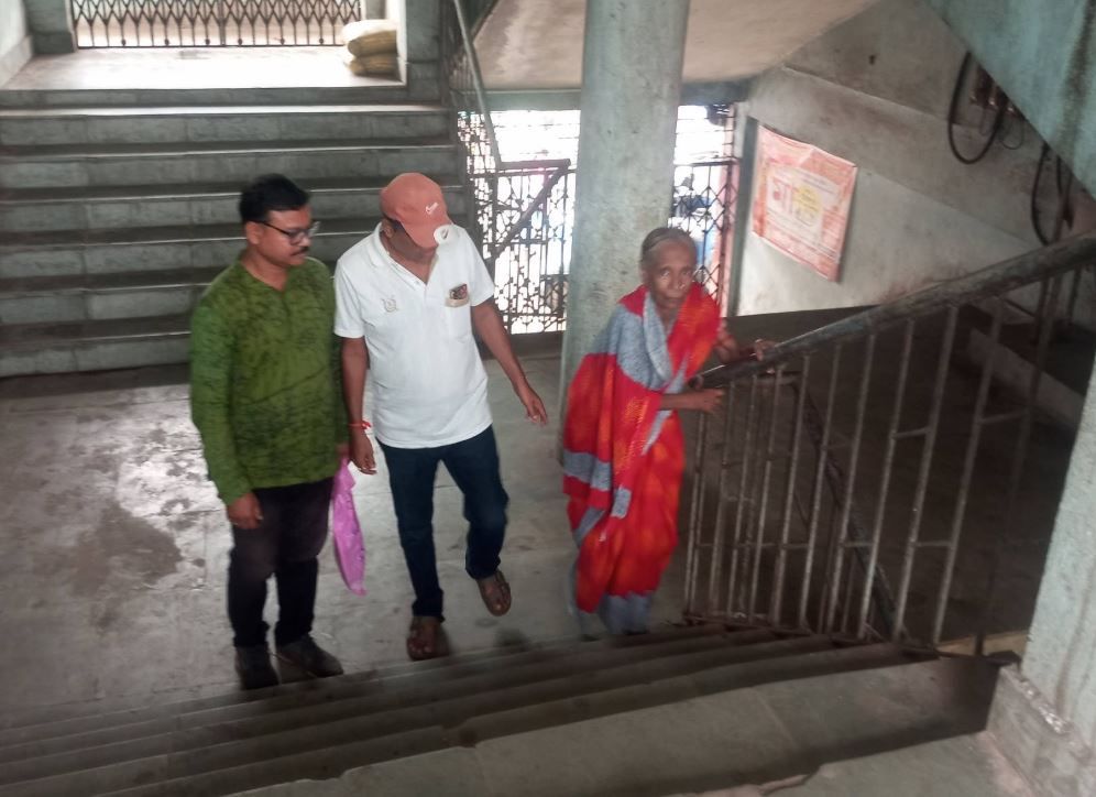 অসহায় বৃদ্ধার পাশে বিজেপি স্বাস্থ্য সেল, মেদিনীপুরে মানবিক উদ্যোগ!
