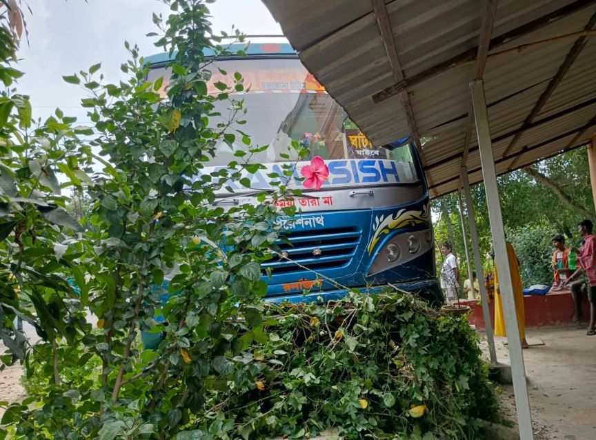 চলন্ত বাসে চালকের স্ট্রোক, চন্দ্রকোনার কালিকাপুরে দুর্ঘটনা—অল্পের জন্য রক্ষা পেলেন সকল যাত্রী!