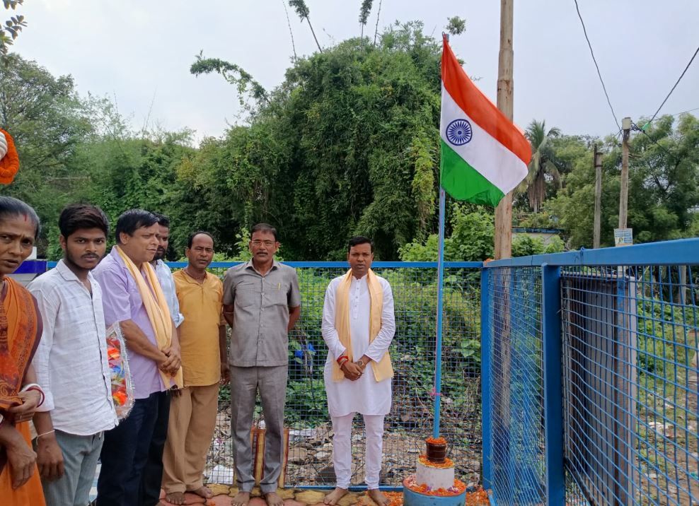 বীর শহিদদের শ্রদ্ধায় চন্দ্রকোনা স্বামী বিবেকানন্দ সেবা সংঘে স্বাধীনতা দিবস পালন