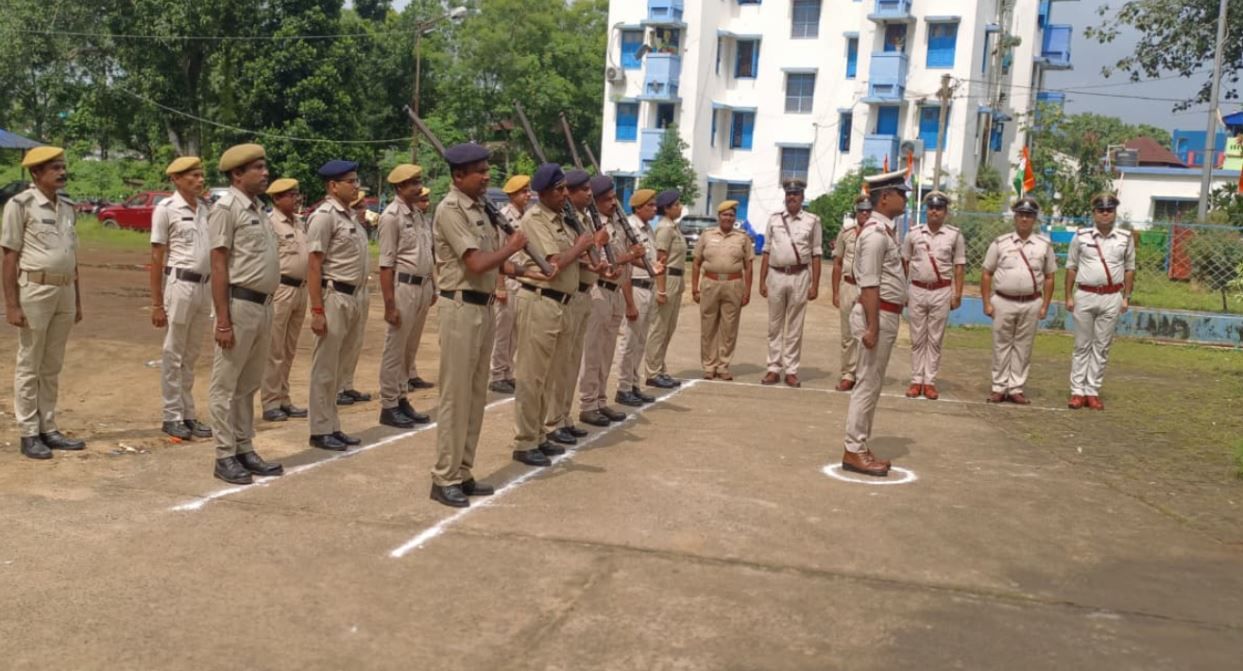 দেশাত্মবোধের আবহে চন্দ্রকোনা থানায় ৮০তম স্বাধীনতা দিবস পালন!