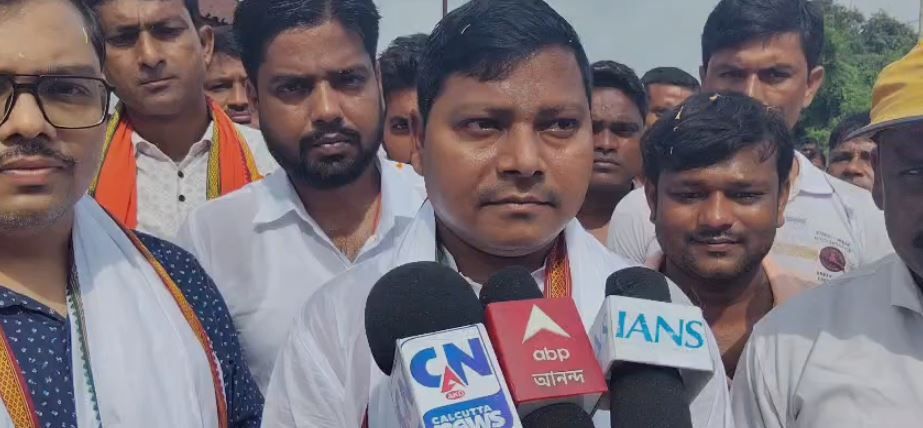 চুয়াড় বীর গোবর্ধন দিকপতির স্মৃতিবিজড়িত আমশোলে বিধায়ক বিমান মাহাতোর পতাকা উত্তোলন!