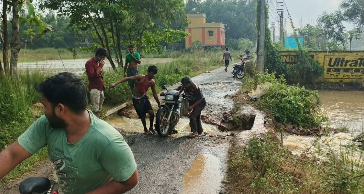 বেলদা কলেজ-ধলবেলুন রাস্তা বেহাল, যাতায়াত বন্ধের মুখে—চরম দুর্ভোগে হাজার হাজার মানুষ!