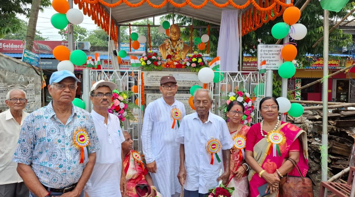 স্বাধীনতা দিবসে চন্দ্রকোনা রোডে ফিরল নেতাজির আবক্ষ মূর্তি, আবেগে ভাসল গোটা এলাকা!
