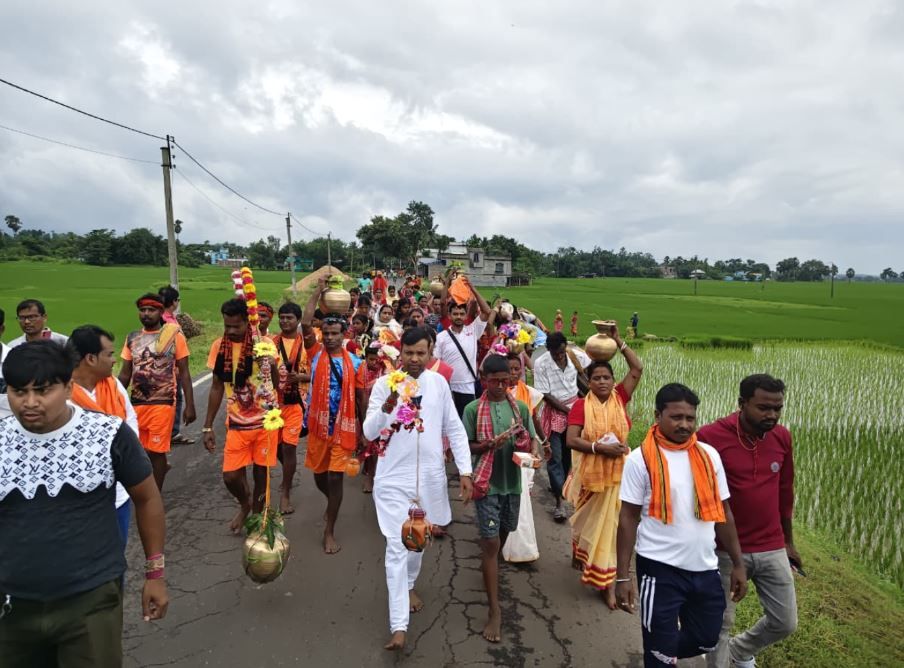 শ্রাবণের শেষ সোমবারে শিবভক্তদের সেবায় ঘাটালের বিধায়ক, চন্দ্রকোনায় ভক্তদের সঙ্গে সুকান্ত দোলুই!