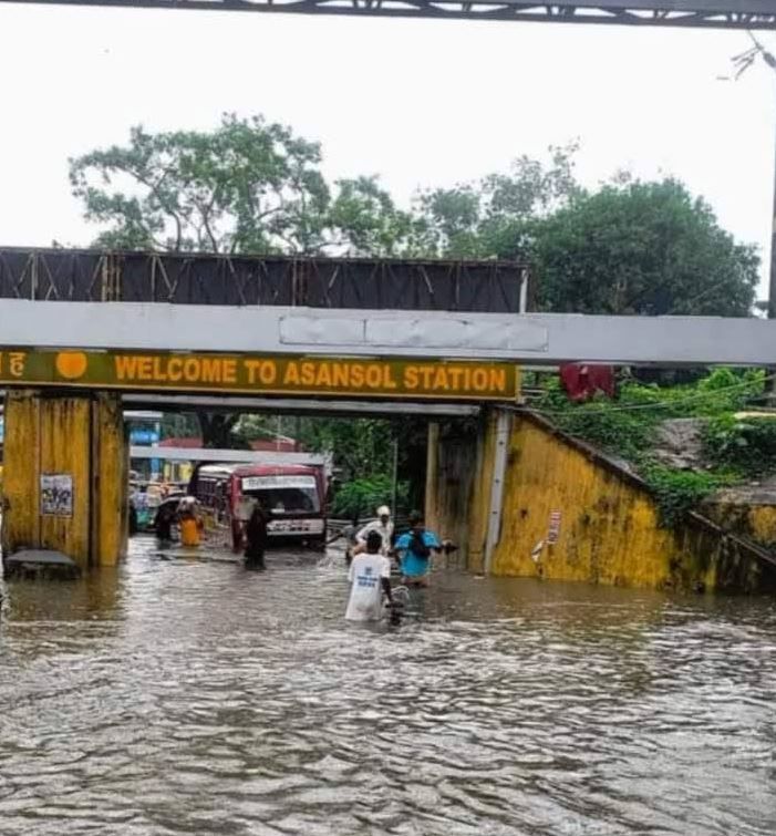 প্রবল বৃষ্টিতে জলমগ্ন আসানসোল! হাঁটুজলে ভোগান্তি, ব্যাহত যান চলাচল ও জনজীবন!