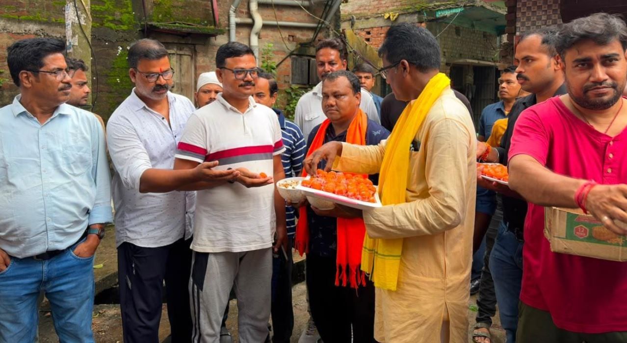 বিজেপি সরকারের ১০০ দিন পূর্তি, মেদিনীপুরে লাড্ডু-চকলেট বিলিয়ে সাফল্য প্রচার বিধায়কের!