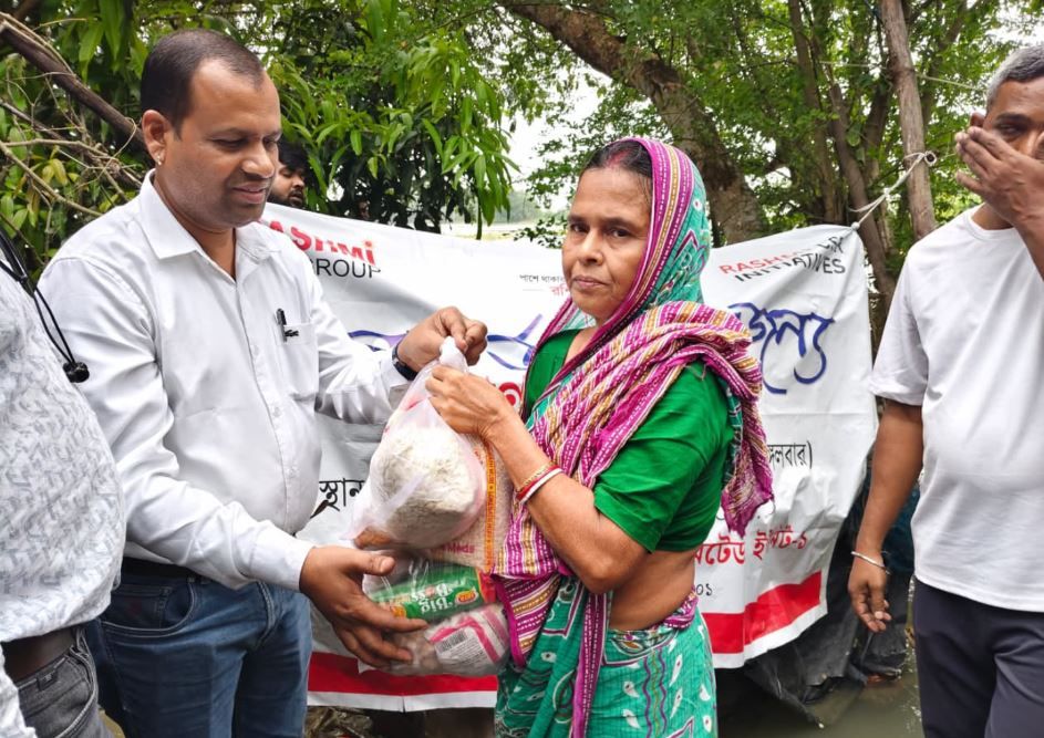সবংয়ে বন্যাদুর্গত ৩০০ পরিবারের পাশে রশ্মি গ্রুপ, পৌঁছে দিল খাদ্যসামগ্রী!