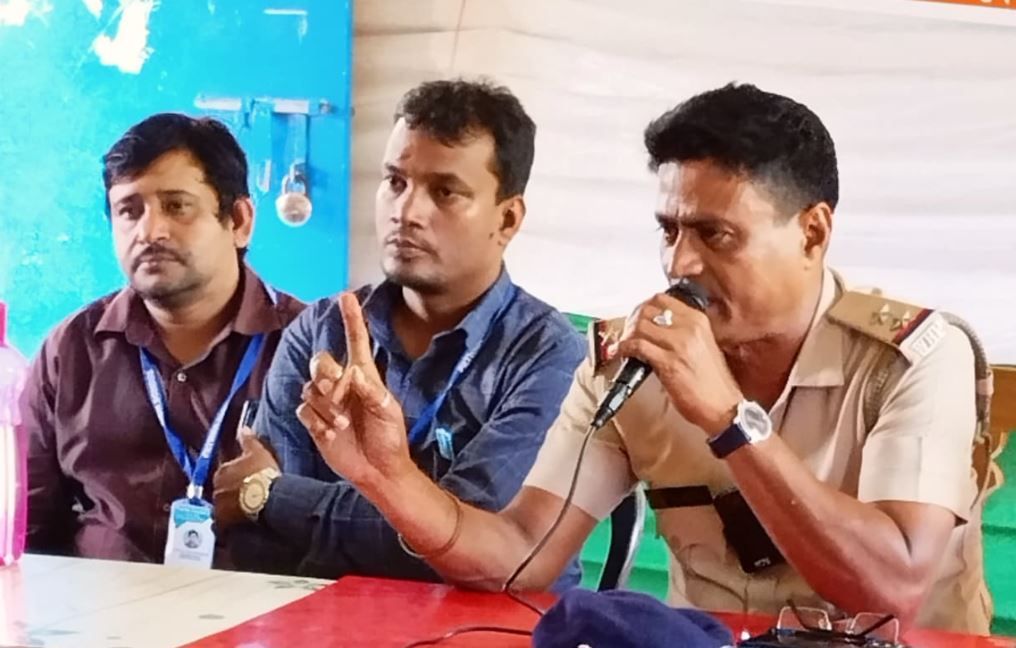 পাথরা হাইস্কুলে বাল্যবিবাহ প্রতিরোধে সচেতনতা শিবির, পড়ুয়াদের পাশে থাকার বার্তা পুলিশের!