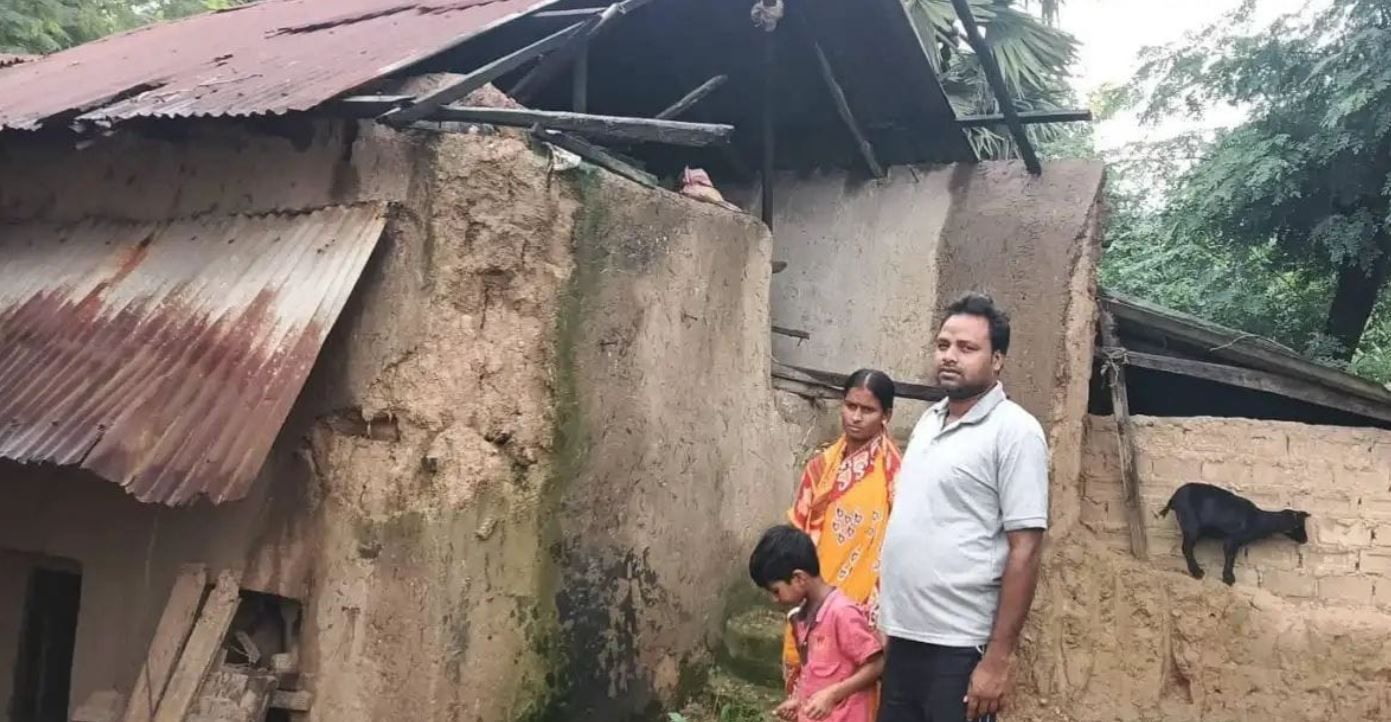 টানা বৃষ্টিতে কেশপুরে দুর্ভোগ, ভেঙে পড়ল একাধিক মাটির বাড়ি!