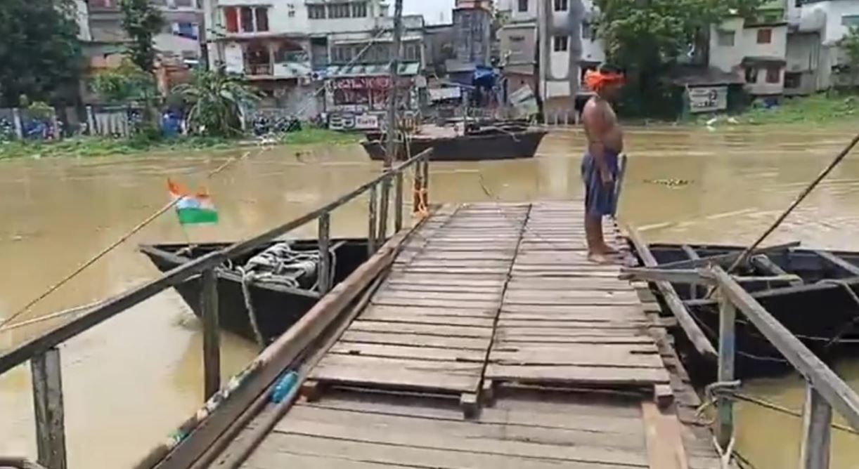 প্রবল জলের স্রোতে ক্ষতিগ্রস্ত ঘাটালের ঐতিহ্যবাহী ভাসাপোল, ব্যাহত যোগাযোগ!