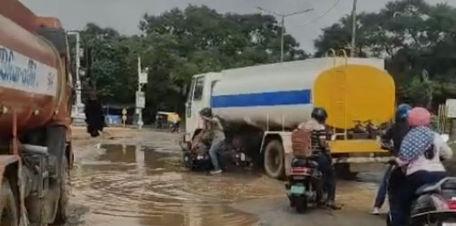 বেঙ্গালুরুর ভার্থুরের জলমগ্ন রাস্তায় গর্তে পড়ল বাইক, পিষে দিল ট্যাঙ্কার! অল্পের জন্য প্রাণে বাঁচলেন বাইকার!