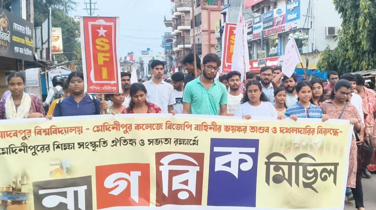 মেদিনীপুরে এসএফআই কর্মীদের উপর হামলার প্রতিবাদে মিছিল, রাজ্য-কেন্দ্রকে একের পর এক ইস্যুতে নিশানা সেলিমের!