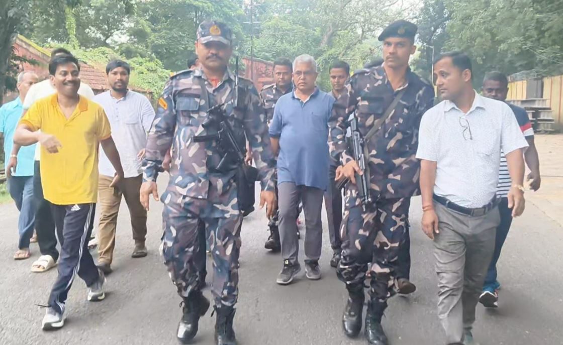 খড়্গপুরে মর্নিং ওয়াকে বেরিয়ে একাধিক ইস্যুতে সরব দিলীপ ঘোষ, তৃণমূলকে ‘দেউলিয়া’ কটাক্ষ!
