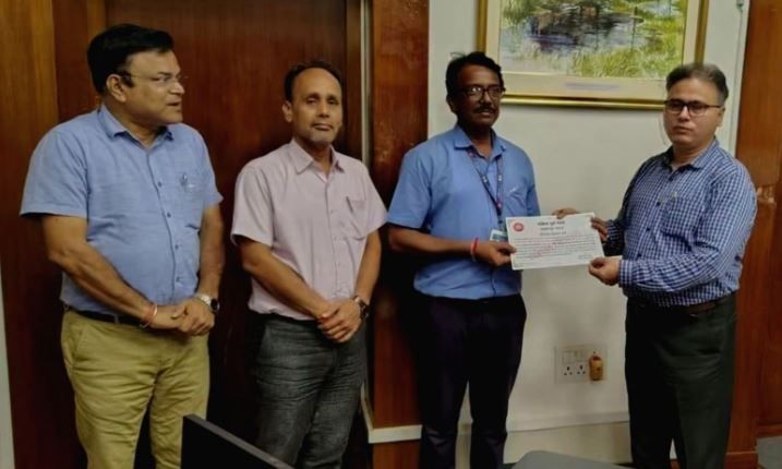 রেললাইনে বিপদ টের পেয়েই তৎপরতা! বড় দুর্ঘটনা রুখে খড়্গপুরে পুরস্কৃত ৫ রেলকর্মী!
