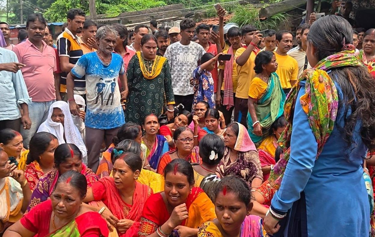 অন্নপূর্ণার টাকা এখনও অ্যাকাউন্টে ঢোকেনি! বরাকরে রাস্তায় মহিলাদের বিক্ষোভ, অবরোধে উত্তেজনা!