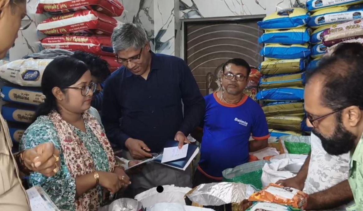 বাজারদর নিয়ন্ত্রণে মেদিনীপুরে জেলা প্রশাসনের অভিযান, খতিয়ে দেখা হল নিত্যপণ্যের দাম!