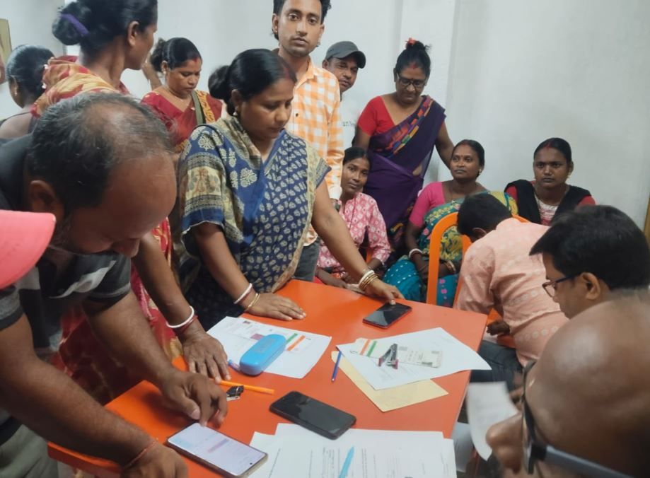 অন্নপূর্ণা যোজনার ফর্ম পূরণে খড়্গপুরের ১০ নম্বর ওয়ার্ডে বিজেপির উদ্যোগ