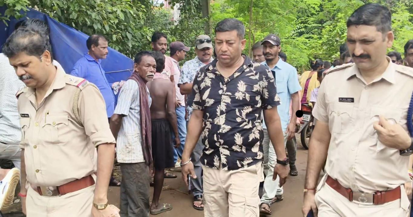 মেদিনীপুরে চোলাই মদের বিরুদ্ধে রুদ্রমূর্তি মহিলাদের!ভেঙে গুঁড়িয়ে দিলেন একাধিক ভাটি-গুমটি !