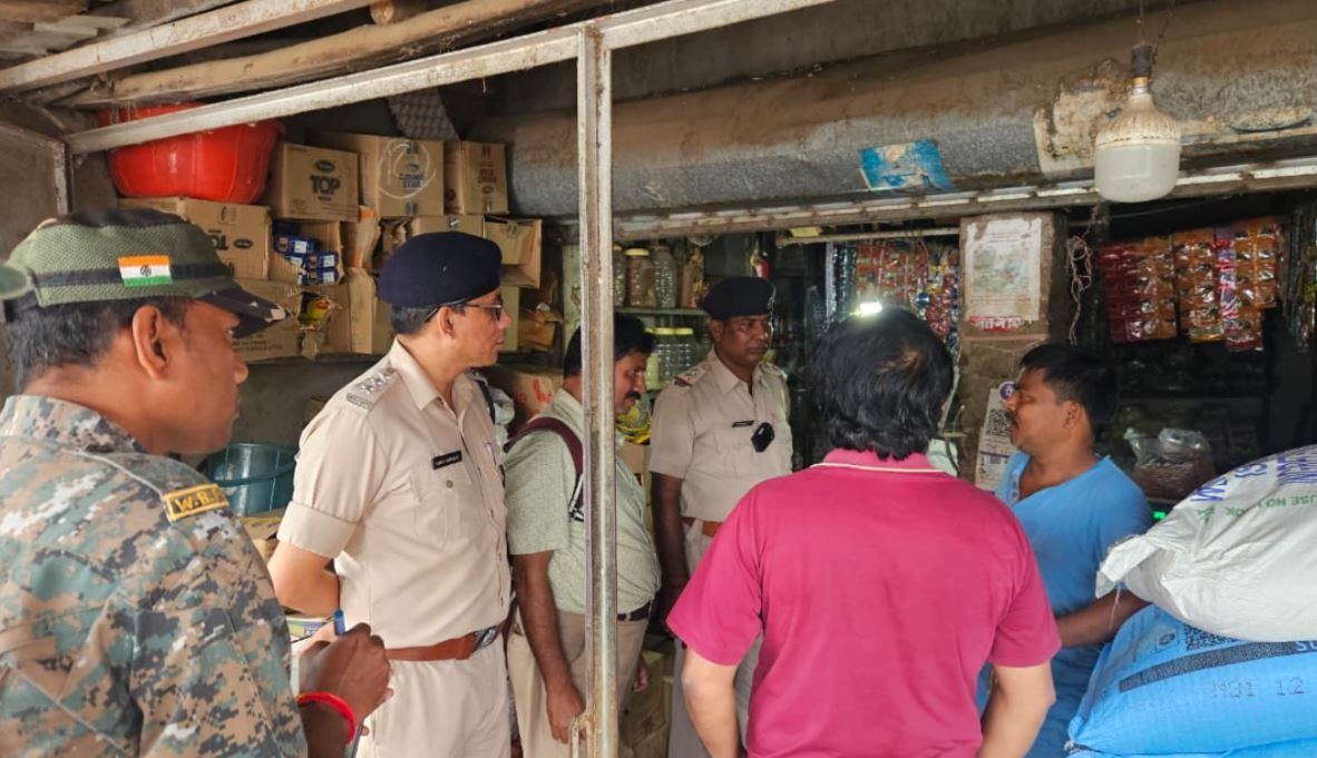 বাজারদর নিয়ন্ত্রণে  ঝাড়গ্রাম মহকুমার গোপীবল্লভপুরে প্রশাসনের নজরদারি, দোকানে দোকানে পণ্যের দাম খতিয়ে দেখল পুলিশ-প্রশাসন!